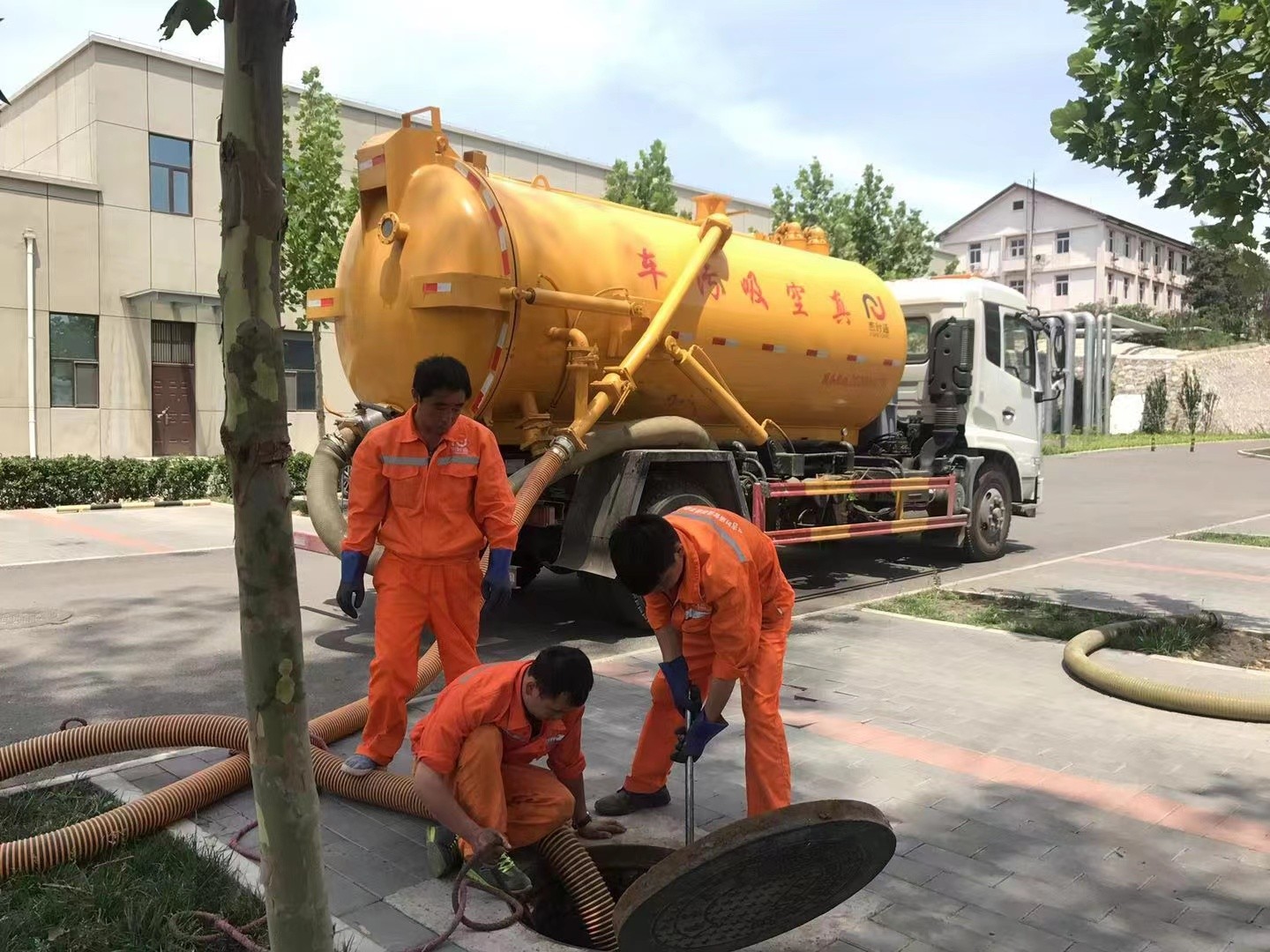 新都管道疏通车停在窨井附近