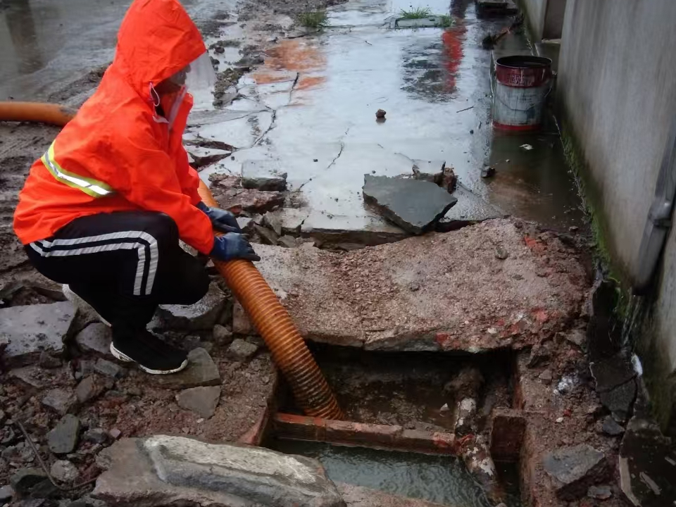 新都专业清理污水池 炜誉市政以规范流程守护城市 “肠道”