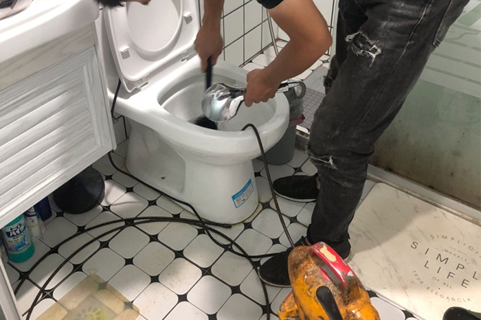 新都马桶堵塞自己疏通还是找师傅?专业上门服务让你省时更省心